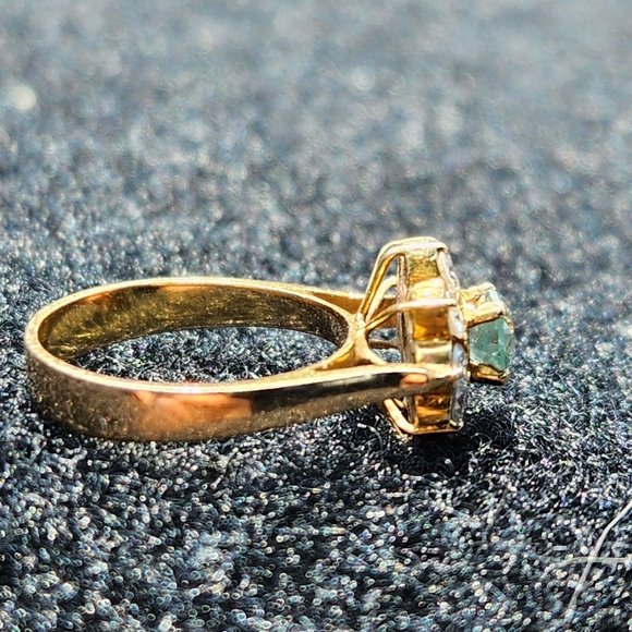 Blue and White Dimond Flower Ring on 18K Gold. It Is Made With 10 Dimonds! - Picture 2 of 3